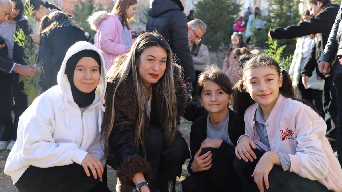 Ankara Gölbaşı’nda öğretmenler ve öğrenciler, anlamlı bir iz bırakmak için bir araya geldi; etkinliğe Gölbaşı Kaymakamı Erol Rüstemoğlu, İlçe Milli Eğitim Müdürü Serap Yılmaz, İlçe Müftüsü Bünyamin Turgut ve ÖNDER Derneği yetkilileri de katıldı.