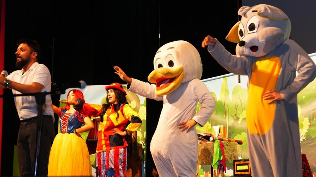 Ankara’nın Gölbaşı ilçesinde ara tatil sürecine giren çocuklar için Gölbaşı Belediyesi tarafından ücretsiz eğlenceli ve öğretici bir program hazırlandı. Belediye Başkanı Yakup Odabaşı’nın ara tatil hediyesi olarak duyurulan “Çocuk Tiyatrosu Günleri”, Mehmet Akif Ersoy Kongre ve Kültür Merkezi’nde çocuklarla buluşuyor.