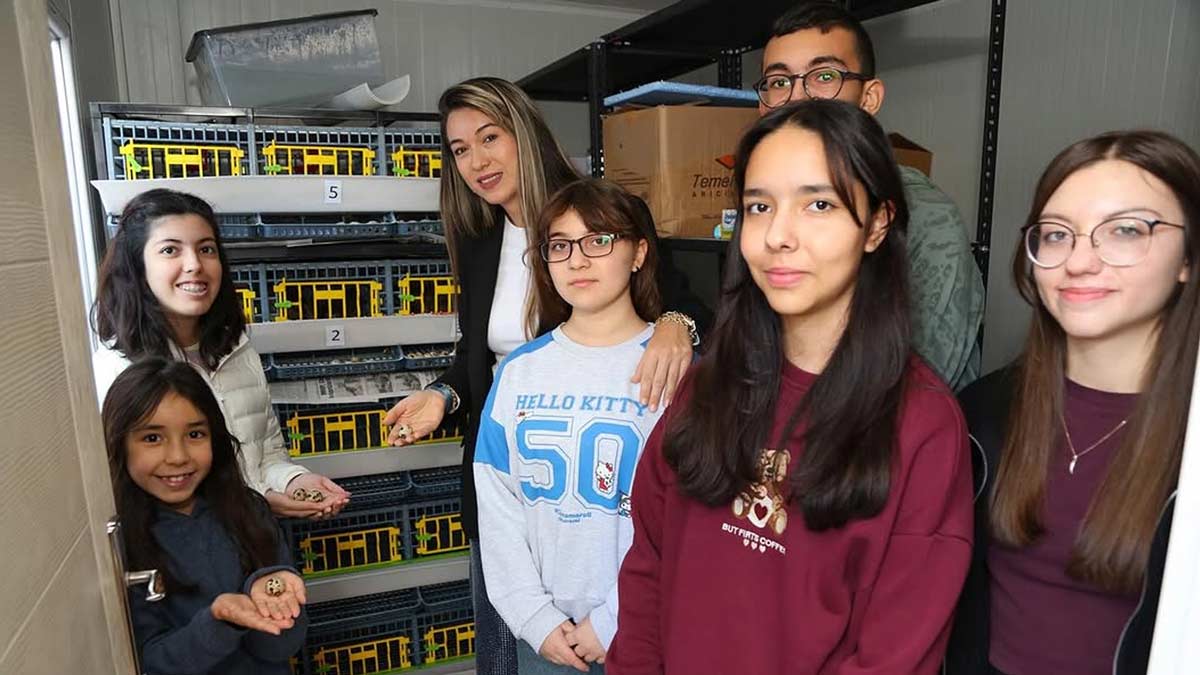 Ankara Gölbaşı’nda uygulanan eğitim projeleri, öğrencilerin bilimsel üretim sürecine aktif katılımıyla fark yaratıyor. Topraksız tarım, hayvansal verim ve STEM temelli çalışmalarla öğrencilerin araştırma becerileri erken yaşta gelişiyor.