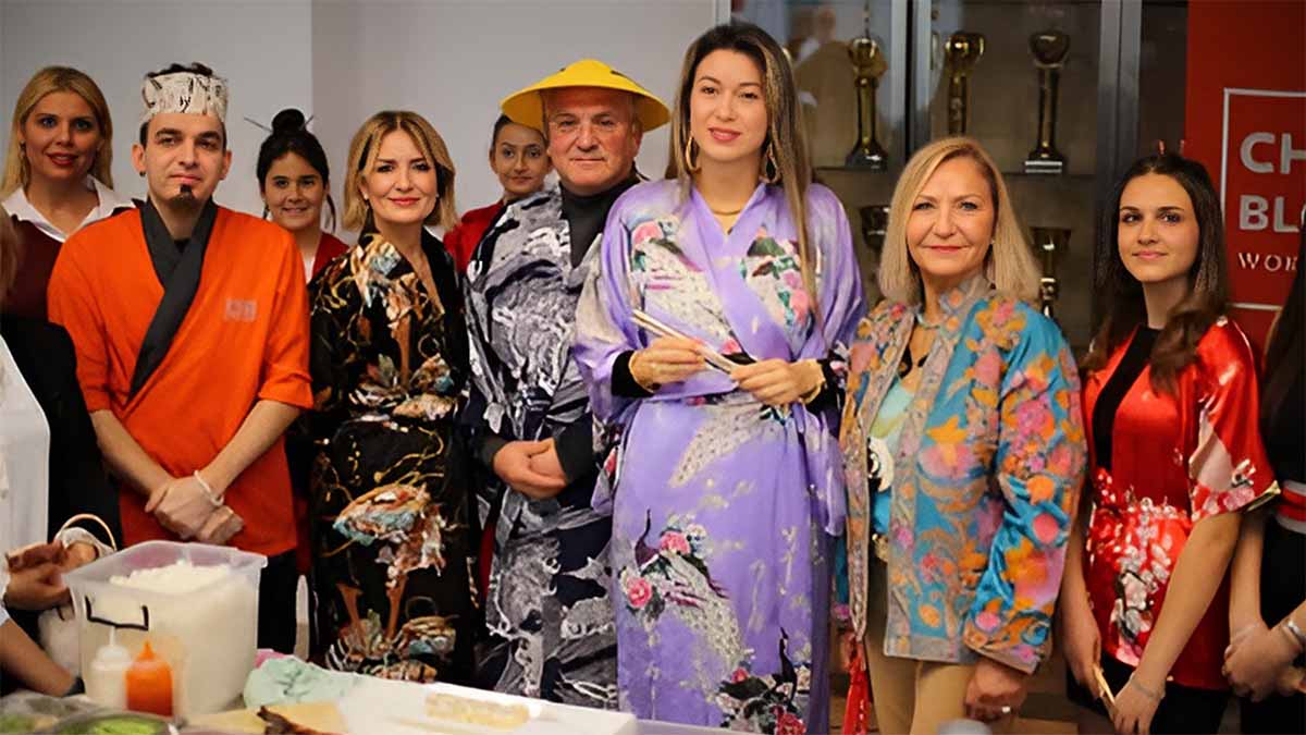 Ankara Gölbaşı’nda Japonya Rüzgarı Esiyor Ankara Gölbaşı’nda düzenlenen Uzak Doğu temalı etkinliklerle Japonya rüzgarı esiyor. İlçe Milli Eğitim Müdürü Serap Yılmaz’ın kimono giyerek katıldığı buluşmada, öğretmen ve öğrenciler birlikte sushi sardı, mochi hazırladı.