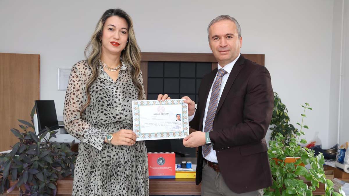 Ankara Gölbaşı’nda eğitim kurumlarına yönelik ziyaretlerle öğrenci ve öğretmenlerin sürece dahil olduğu çalışmalar takdir görüyor, okul idarecileri başarı belgeleriyle destekleniyor.