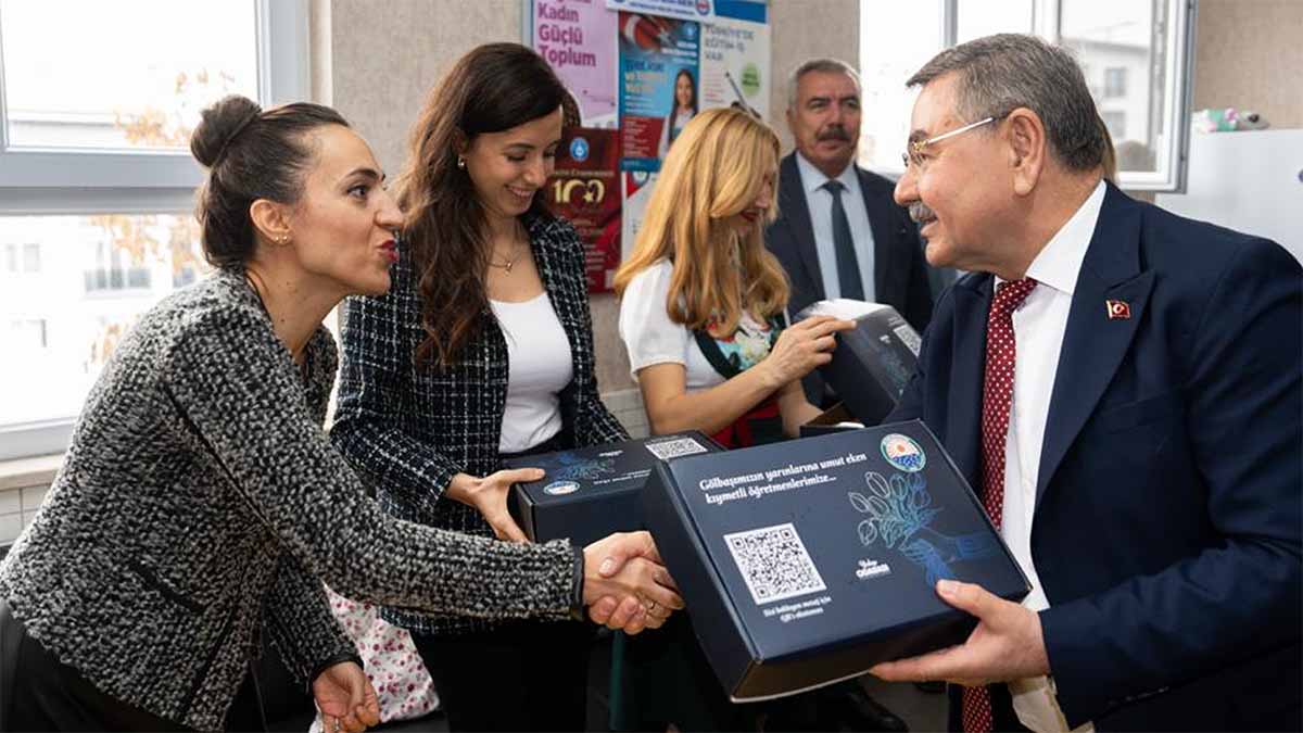 Ankara Gölbaşı’nda Ücretsiz Sürpriz Ankara Gölbaşı’nda 24 Kasım Öğretmenler Günü kapsamında düzenlenen programda eğitim camiasına ücretsiz bir sürpriz sunuldu.