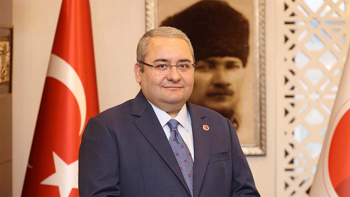 Dr. Mesut Özarslan Ankara Keçiören’de sabah erken saatlerde üniversite çevresi ve yoğun alanlarda öğrenci, öğretmen ve vatandaşlara ücretsiz sıcak çorba dağıtılıyor. Bu uygulama, eğitim hayatına erken saatlerde başlayan bireylerin güne sağlıklı bir şekilde başlamasını destekliyor.