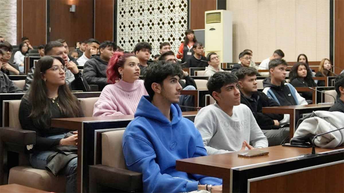 Ankara Keçiören’de staj yapacak öğrencilere yönelik kapsamlı ve ücretsiz bir oryantasyon eğitimi düzenleniyor. Eğitim süreci boyunca verilen bu destekle, öğrencilerin kuruma uyum sağlaması ve mesleki gelişim kazanması amaçlanıyor.