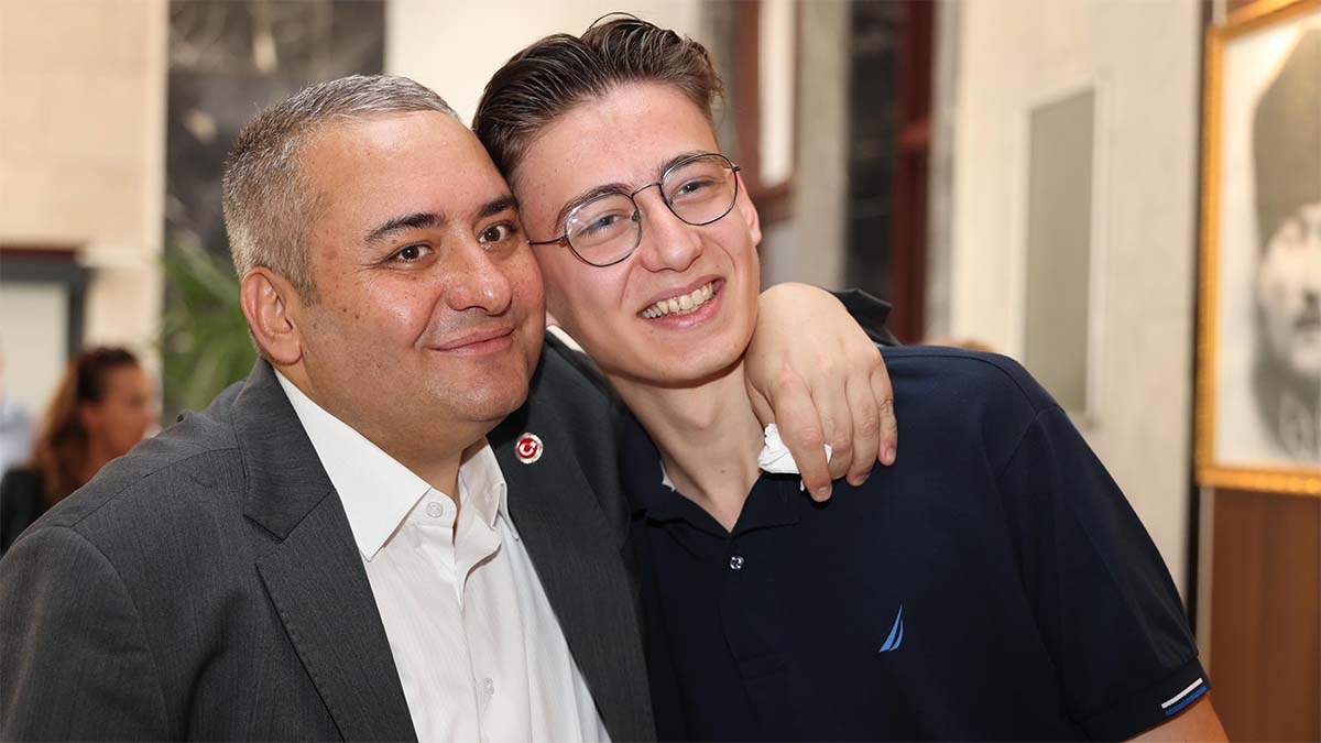 Ankara Keçiören’de Ücretsiz Fırsat Sunuluyor Ankara Keçiören’de düzenlenen halk buluşmalarında Keçiören Belediyesi Kariyer Ofisi tarafından eğitimini tamamlamış öğrencilere ve iş arayan vatandaşlara yönelik ücretsiz kariyer fırsatları sunuluyor.