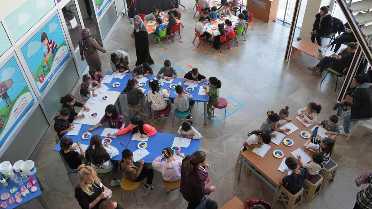 Ankara Keçiören Belediyesi tarafından ara tatilde düzenlenen çocuk atölyeleri, minik katılımcıların el becerilerini geliştirirken ailelerden de tam not aldı. 
Yunus Emre Kültür Merkezi'nde dört gün boyunca süren etkinlikler, çocuklara hem eğlenceli hem de öğretici anlar yaşattı.