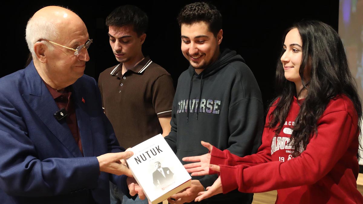 Ankara Yenimahalle ilçesinde hizmet veren Yenimahalle Belediyesi Destek Eğitim Merkezleri, öğrencilere ücretsiz LGS ve YKS hazırlık desteği sunuyor. Her yıl yüzlerce gencin sınav başarısına katkı sağlayan merkezler, öğrenci ve velileri bilgilendirme toplantısında bir araya getirdi.