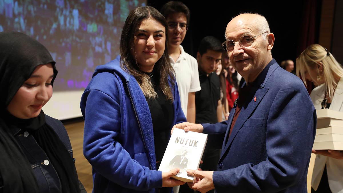 Toplantı sonunda Başkan Yaşar, Atatürk Anadolu Lisesi, Gazi Üniversitesi, TED Üniversitesi gibi önemli okulları kazanan öğrencilere, Gazi Mustafa Kemal Atatürk’ün eseri “Nutuk” kitabını hediye etti.