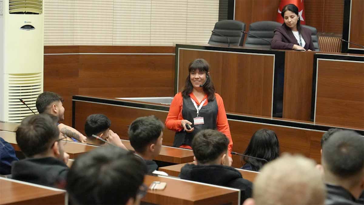 Keçiören Belediyesi, 2025–2026 eğitim-öğretim döneminde belediye birimlerinde staj yapacak Anadolu meslek ve meslek lisesi öğrencileri için bir oryantasyon programı düzenledi. 

İnsan Kaynakları ve Eğitim Müdürlüğü koordinasyonunda gerçekleştirilen eğitim, Belediye Meclis Toplantı Salonu’nda yapıldı. Etkinlikte, 115 öğrenciye kurumun yapısı, birimleri ve hizmet alanları hakkında kapsamlı bilgiler sunuldu.