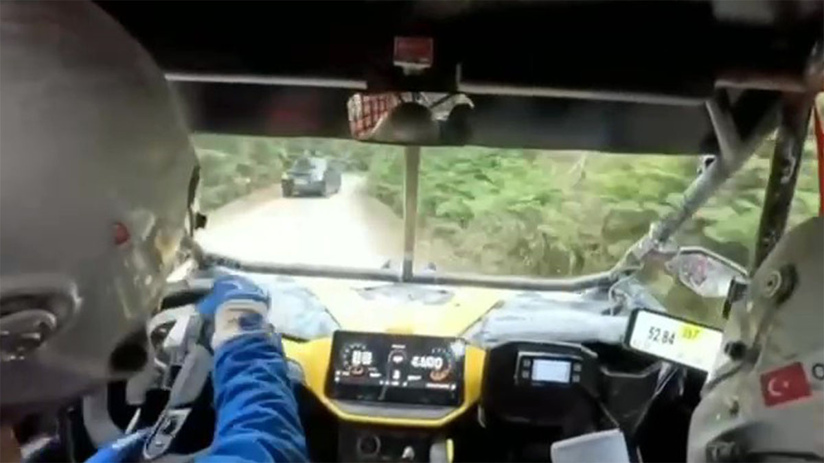 Bolu’da düzenlenen 2025 Burhan Turan Türkiye Baja Şampiyonası’nın 4. ayağında yaşanan olay, izleyenlerin yüreğini ağzına getirdi. Etap güzergâhına kontrolsüz şekilde giren sivil bir araç, yarışan ralli ekibiyle çarpıştı.