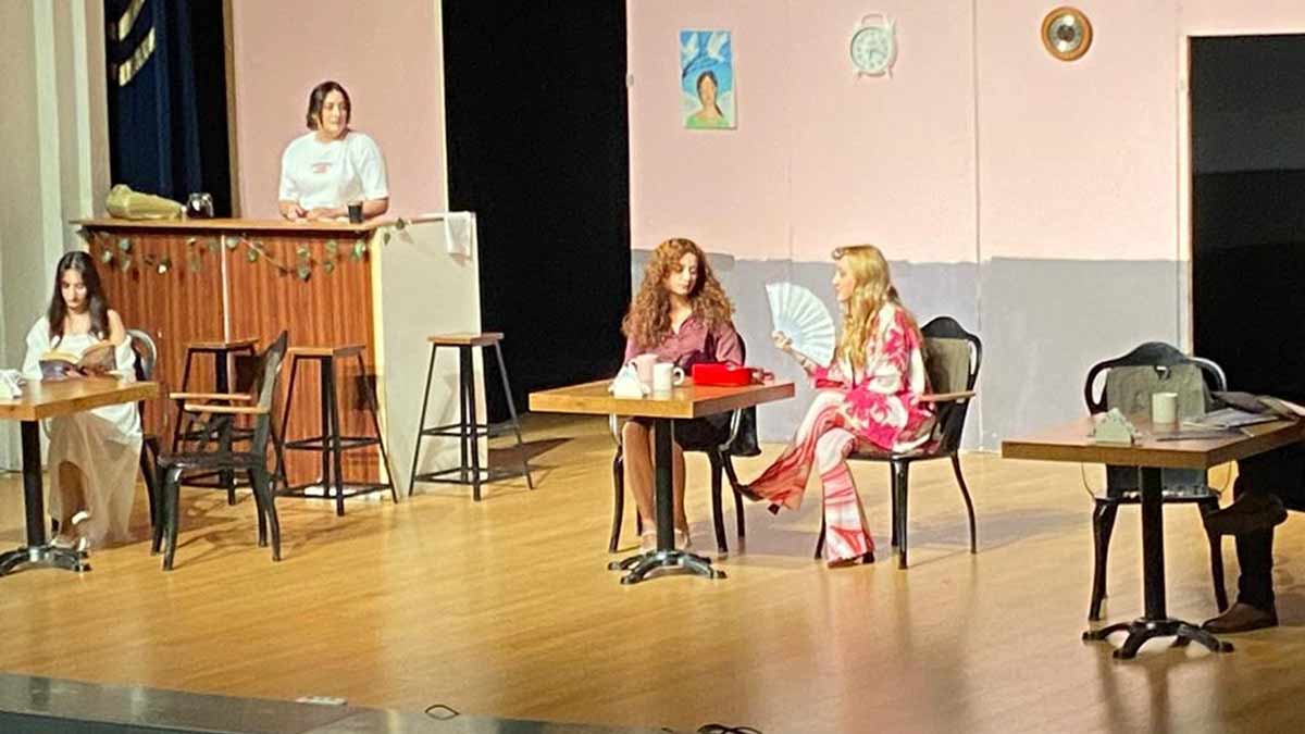 Bolu Abant İzzet Baysal Üniversitesi’nde bu yıl ikincisi düzenlenen Abant Tiyatro Günleri, öğrencilerden büyük ilgi gördü. Günler süren etkinlikte sahnelenen oyunlar, salonları dolduran izleyicilere keyifli anlar yaşattı.