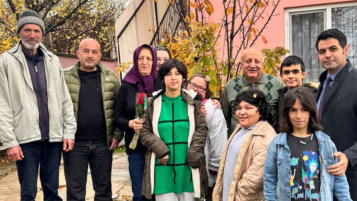 Bolu Sarıcalar Özel Eğitim Uygulama Okulu öğrencileri, 24 Kasım Öğretmenler Günü vesilesiyle mahallede yaşayan emekli öğretmenleri unutmadı.