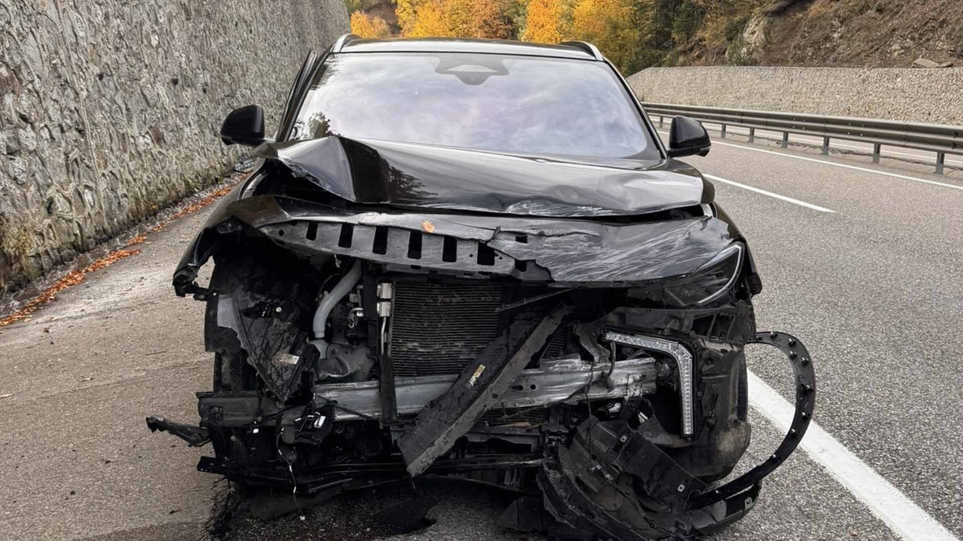 Bolu’da Kontrolden Çıkan Elektrikli Otomobil Parçalandı