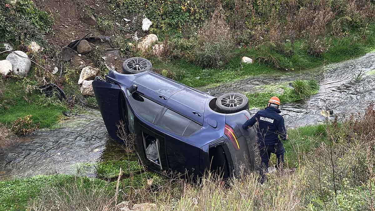 Bolu’da Kontrolden Çıkan Otomobil Dereye Uçtu2