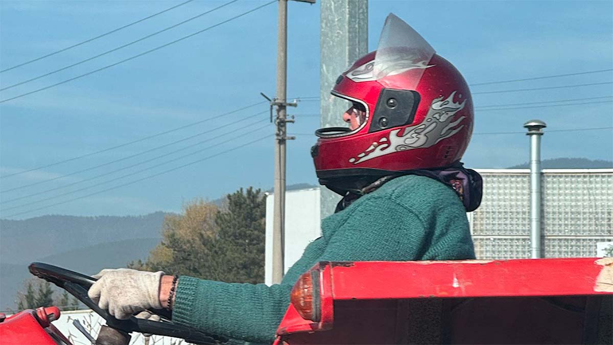 Bolu’da Traktör Süren Kadın Sosyal Medyada Gündem Oldu

D-100 kara yolunda traktör kullanan bir kadını gören bir vatandaş, bu anı cep telefonuyla fotoğraflayarak sosyal medyada paylaştı. Traktör sürücüsünün motosiklet kaskı ve eldiven takarak ilerlemesi, yolda seyreden diğer vatandaşların da dikkatinden kaçmadı.