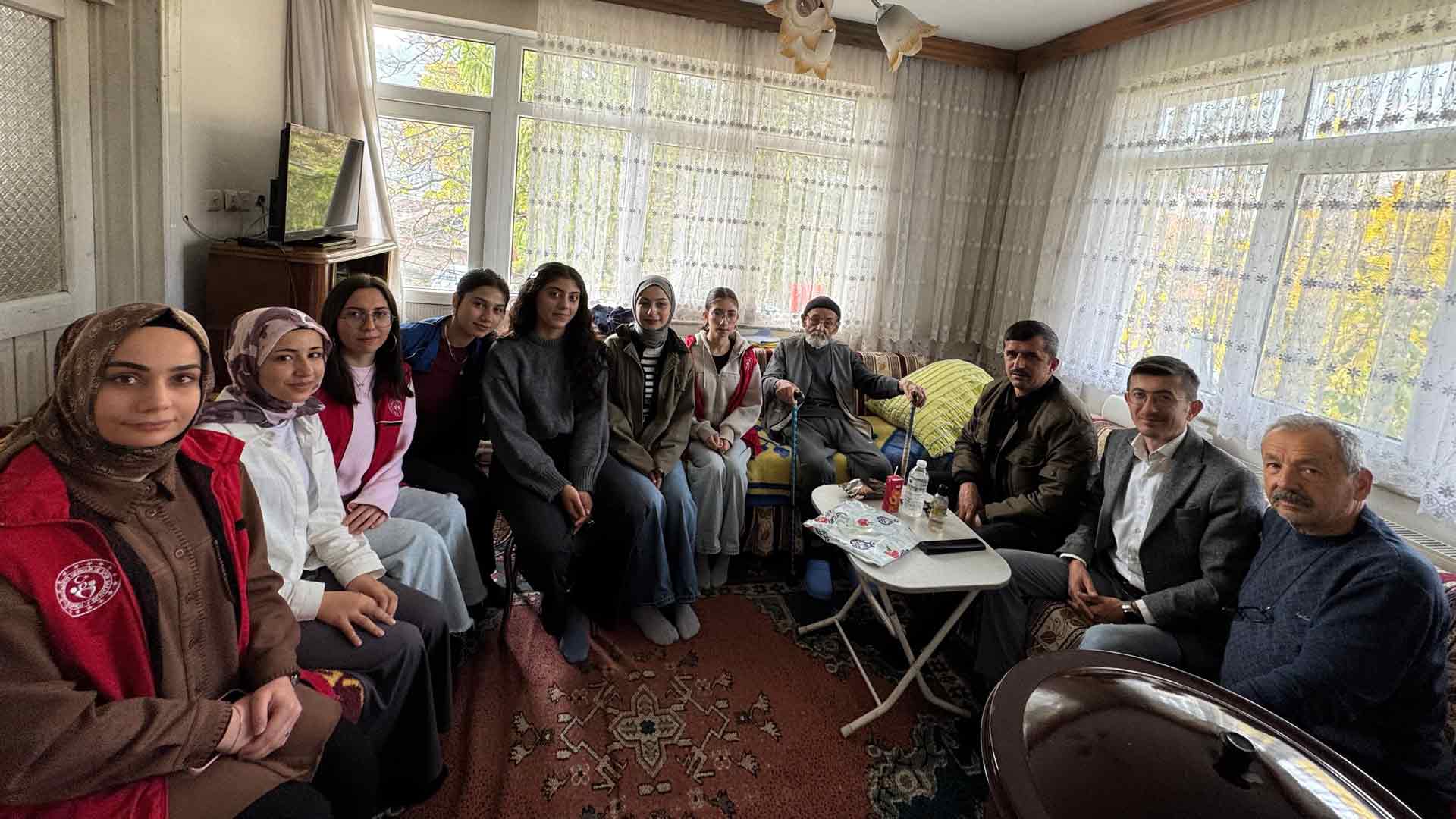 Bolu'da Üniversiteli Gençler Abdullah Dede’yi Ziyaret Etti