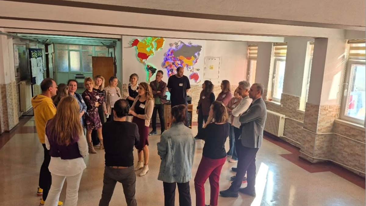 Harezmi Eğitim Modeli; bilgisayar bilimleri, fen-matematik, sosyal bilimler, sanat, tasarım ve spor gibi alanları birleştirerek ezberden uzak, üreten, düşünen bireyler yetiştirmeyi amaçlıyor.
Öğrenciler bu model sayesinde robotik, algoritmik düşünme, yapay zekâ ve oyun tabanlı üretim araçlarını kullanmayı öğreniyor.