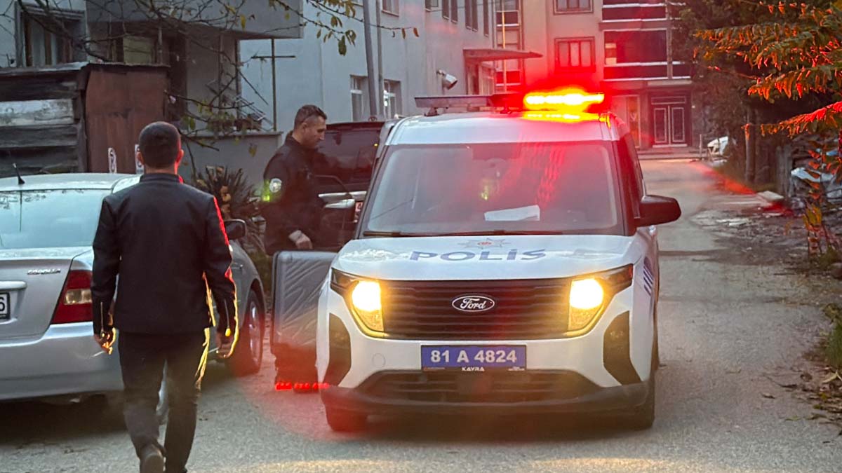 Düzce'de bir sokakta unutulan çanta paniğe yol açtı. Yapılan kontroller sonucunda çantanın içinde kıyafetlerin bulunduğu belirlendi.