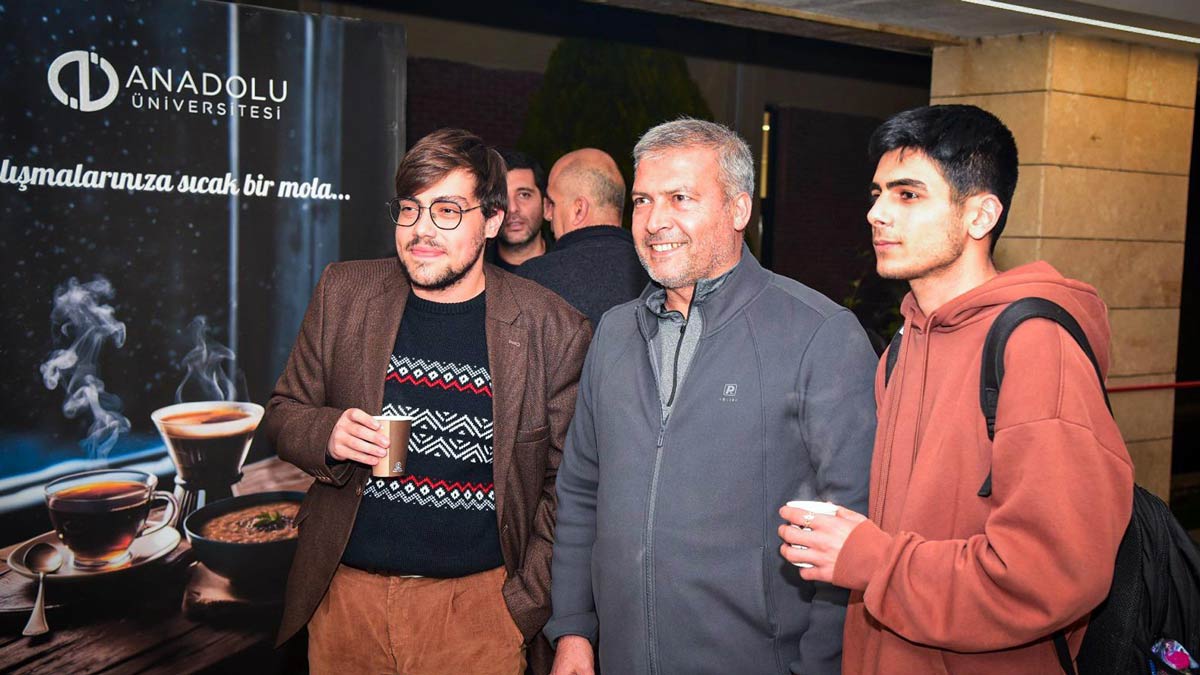 Uygulamanın ilk gününde Anadolu Üniversitesi Rektörü Prof. Dr. Yusuf Adıgüzel de kütüphanede öğrencilerle bir araya geldi.