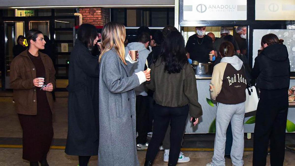 Eskişehir Anadolu Üniversitesi, sınav haftasında kütüphanede ders çalışan öğrencilere ücretsiz çay, kahve ve çorba ikramında bulunuyor. Uygulama 15 Kasım’a kadar sürecek.