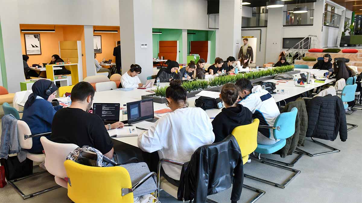 Genç Akademi Merkezleri
Tüm merkezler haftanın 7 günü 09.00–22.00 saatleri arasında açık.