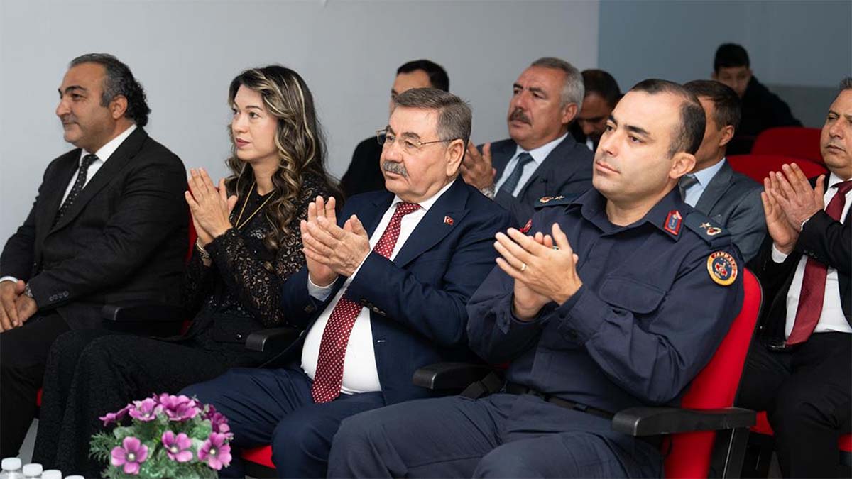 İlgiyle Takip Edildi
Gölbaşı İlçe Milli Eğitim Müdürlüğü tarafından Şehit Ömer Halisdemir Ortaokulu’nda düzenlenen kutlama programına Gölbaşı Belediye Başkanı Yakup Odabaşı, İlçe Jandarma Komutanı Soner Ergün, İlçe Milli Eğitim Müdürü Serap Yılmaz, meclis üyeleri, öğretmenler ve öğrenciler katıldı.
Programda öğrenciler tarafından hazırlanan Öğretmenler Günü temalı resim sergisi gezildi. Ardından şiir dinletisi, oratoryo, halk oyunları ve piyes gösterileri sahnelendi. Katılımcılar, öğrencilerin performanslarını ilgiyle takip etti.