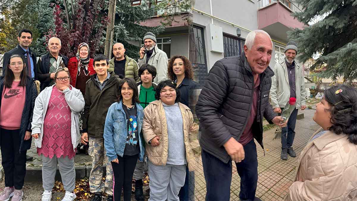 Güllerle Kutlama

Öğrenciler, emekli öğretmenlerin 24 Kasım Öğretmenler Günü’nü kutlayarak onlara gül takdim etti. Ziyaret sırasında duygu dolu anlar yaşandı.