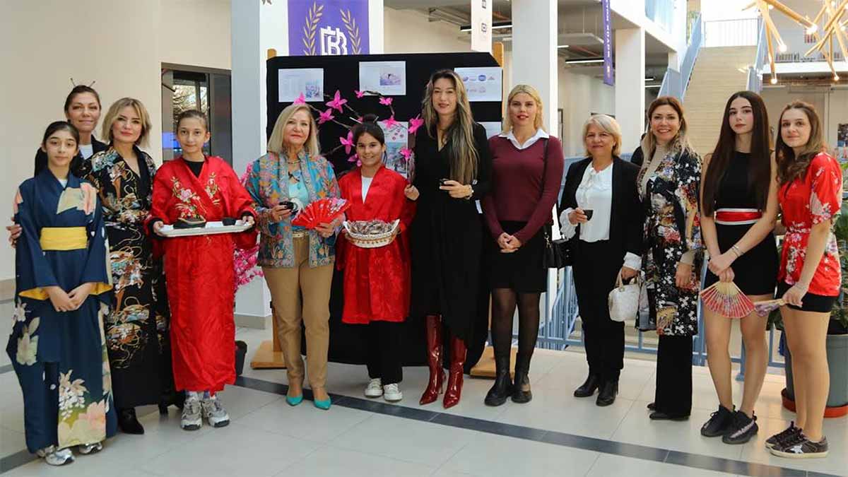 Hatıra Fotoğrafı

Etkinlikte öğrenciler hem eğlenerek öğrenmenin keyfini yaşadı hem de Uzak Doğu kültürüne dair önemli bilgiler edindi. 
Etkinlik, renkli görüntüler ve bolca hatıra fotoğrafı eşliğinde sona erdi. Katılımcılar, günün sonunda sadece yeni lezzetlerle tanışmakla kalmadı; aynı zamanda kültürler arası etkileşimin eğitici ve eğlenceli bir örneğine tanıklık etti.