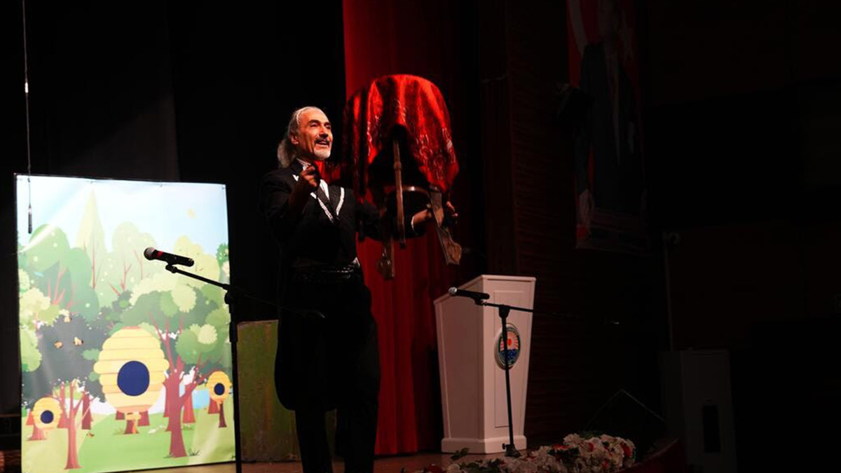 Tiyatro oyunlarının yanı sıra animasyon etkinlikleri, sihirbazlık gösterileri, kukla performansları ve bubble show ile renkli karakterlerin sahne alacağı programda, küçük izleyicileri bol kahkahalı anlar bekliyor. 
Etkinlikler 16 Kasım’a kadar her gün farklı bir gösteri ile devam edecek.