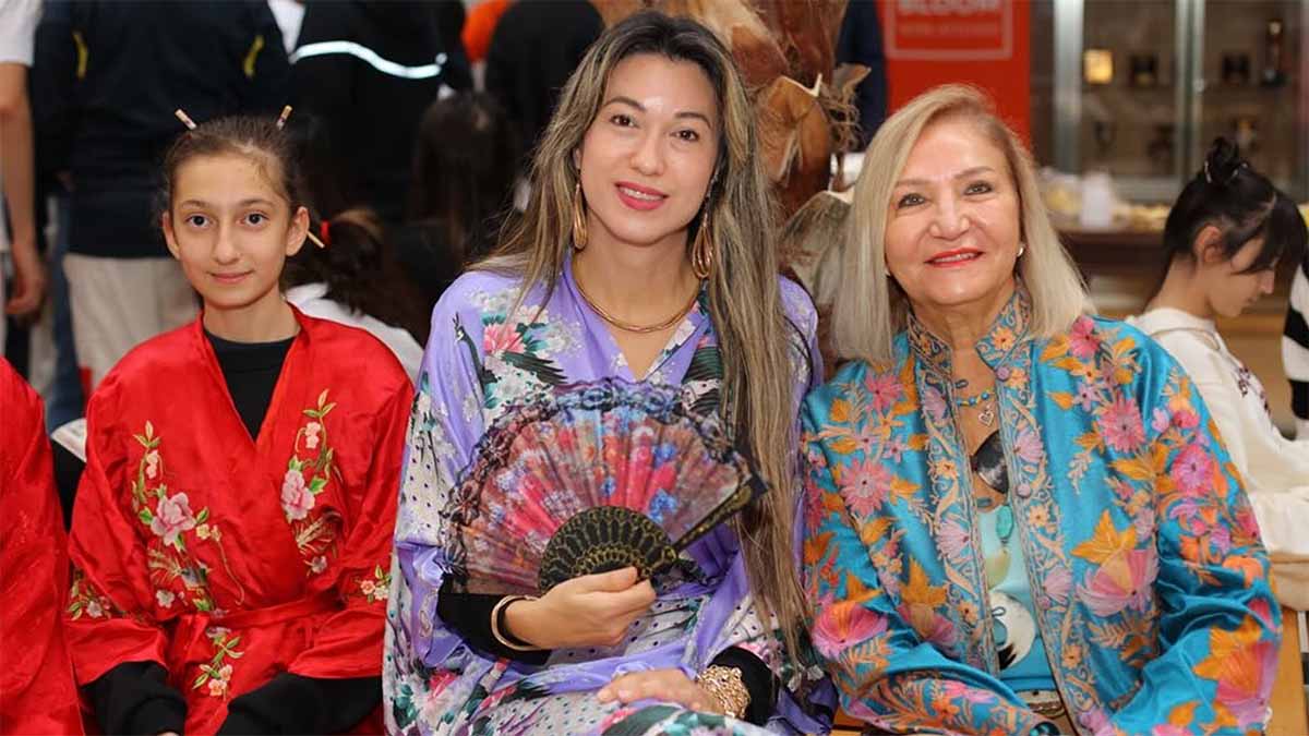 İlçe Milli Eğitim Müdürü Serap Yılmaz

Programın en ilgi çekici anlarından biri, İlçe Milli Eğitim Müdürü Serap Yılmaz’ın geleneksel Japon kıyafeti olan kimono ile etkinliğe katılması oldu. 

Elinde yelpazesiyle öğrencilerin arasına karışan Yılmaz, hem atölye çalışmalarını izledi hem de öğrenci ve öğretmenlerle bol bol sohbet etti.