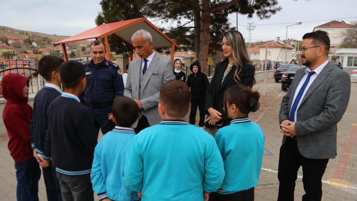Gölbaşı Kaymakamı Erol Rüstemoğlu, İlçe Jandarma Komutanı Soner Ergün, İlçe Milli Eğitim Müdürü Serap Yılmaz, Belediye Başkan Yardımcısı Erdal Gültekin ve Ziraat Odası Başkanı Mehmet Yiğit; Hakan Ülger İlk/Ortaokulu’nda öğretmen ve öğrencilerle bir araya geldi. 

Okulun genel durumu hakkında bilgi alan heyet, ziyaretin sonunda Okul Müdürü Çağlar Gülmez’e başarı ve üstün başarı belgesi takdim etti.