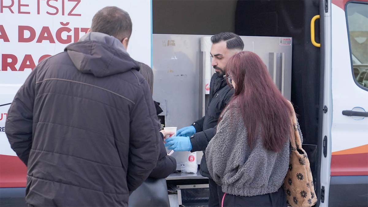 İlçenin Dört Bir Yanında Dağıtılıyor
Keçiören Belediyesi ekipleri, sabahın erken saatlerinde Gülhane Eğitim ve Araştırma Hastanesi, Yıldırım Beyazıt Üniversitesi gibi noktalar ile metro duraklarında vatandaşlara tek kullanımlık bardaklarda hijyenik şekilde hazırlanan çorbaları ulaştırıyor.
Yoğun yaya akışının olduğu alanlarda sürdürülen dağıtım, halktan olumlu geri dönüşler alıyor.