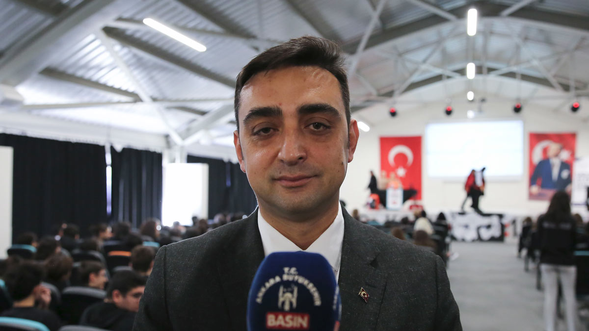 ABB Sağlık İşleri Daire Başkanlığı İş Sağlığı ve Güvenliği Şube Müdürü Mustafa Can, konuyla ilgili yaptığı açıklamada şu ifadeleri kullandı:

“Halk sağlığı alanında daha dirençli ve bilgili toplum oluşturmak için Ankara Büyükşehir Belediyesi bünyesinde açtığımız ilk yardım okulları ile yıllık 2 bin kişi sertifikalı ilk yardım eğitmeni, 25 bin kişiye ilk yardım farkındalık eğitimleri veriyoruz. Ayrıca okullarımızda farkındalık eğitimi vererek ilk yardım ile iş sağlığı ve güvenliği kültürünün erken yaşlarda oluşmasına katkı sağlamaya çalışıyoruz.”