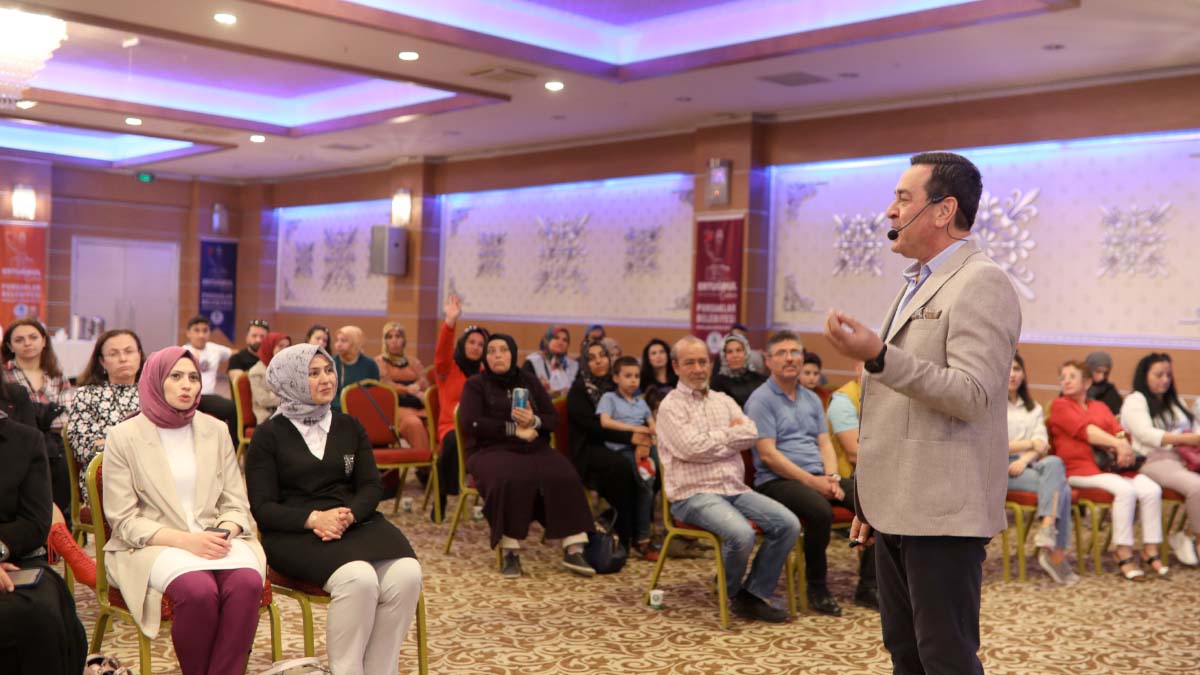 Ücretsiz ve kontenjanla sınırlı olan eğitime katılmak isteyenler iletişim adreslerinden bilgi alabilecek.
 Eğitimlerde sosyal medya, teknoloji kullanımı, algı yönetimi gibi konulara da odaklanılacak.