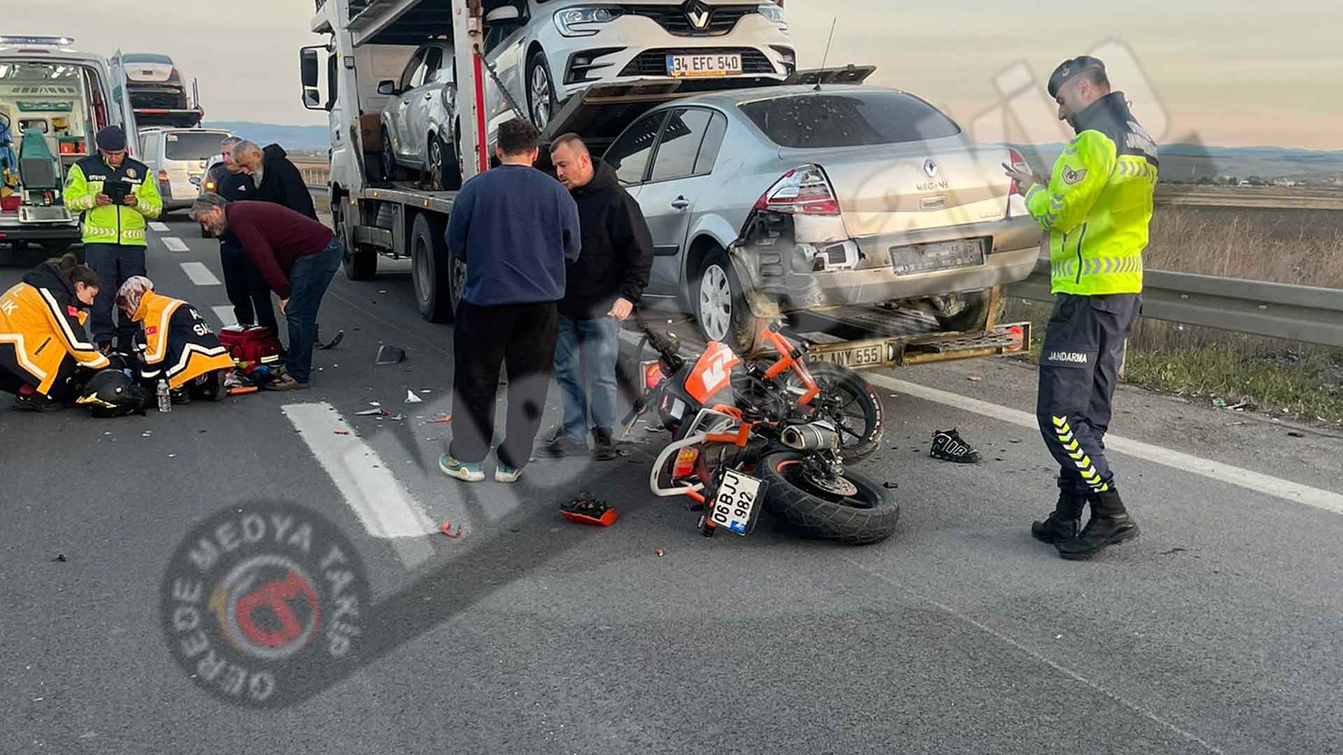 Motosiklet Park Halindeki Tıra Çarptı