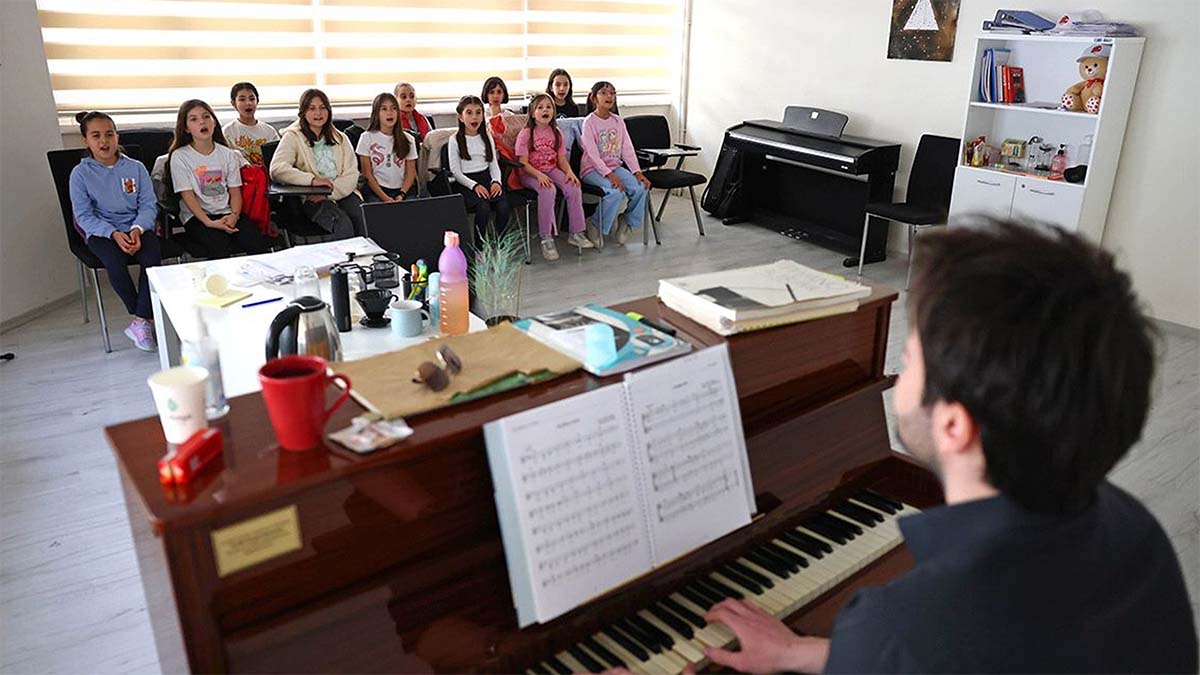 Muammer Sun Müzik Atölyesi

Bağlama, bateri, çello, gitar, keman, piyano, perküsyon ve koro gibi alanlarda eğitim verilecek atölyede, konservatuvara hazırlık dersleri de yer alacak. 

Çocuklar ve gençler için hazırlanan programda yaş gruplarına göre kontenjan sınırı uygulanacak.