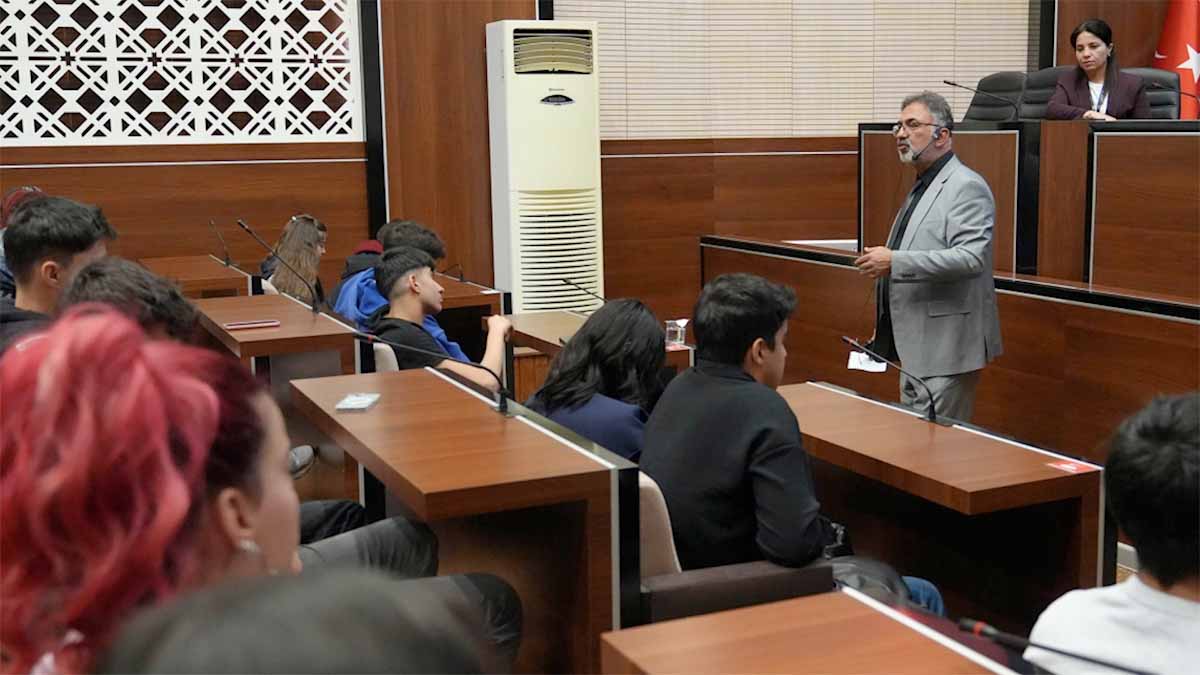 Murat Ekincioğlu

Eğitime İş Sağlığı ve Güvenliği Uzmanı Neslihan Kocakaya ile İşyeri Hekimi Murat Ekincioğlu da sunumlarıyla katıldı. 

Stajyer öğrencilere; kişisel koruyucu ekipman kullanımı, iş kazalarının önlenmesi, sağlık ve güvenlik işaretleri, ekipmanların doğru kullanımı gibi kritik başlıklarda detaylı bilgiler aktarıldı. Eğitim sonunda yapılan sınavla öğrencilerin öğrendiklerini pekiştirmesi sağlandı.