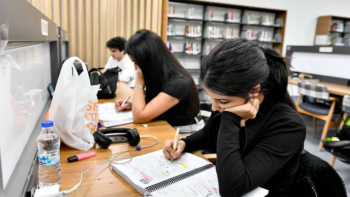 Öğrenci Çalışma İstasyonları
ABB, gençlerin ulaşım güzergahlarında da ders çalışabilecekleri alanlar oluşturdu. Metro duraklarına yerleştirilen Öğrenci Çalışma İstasyonları, öğrencilerin ulaşılabilirliğini artırırken ücretsiz internet ve konforlu ortam sunuyor.