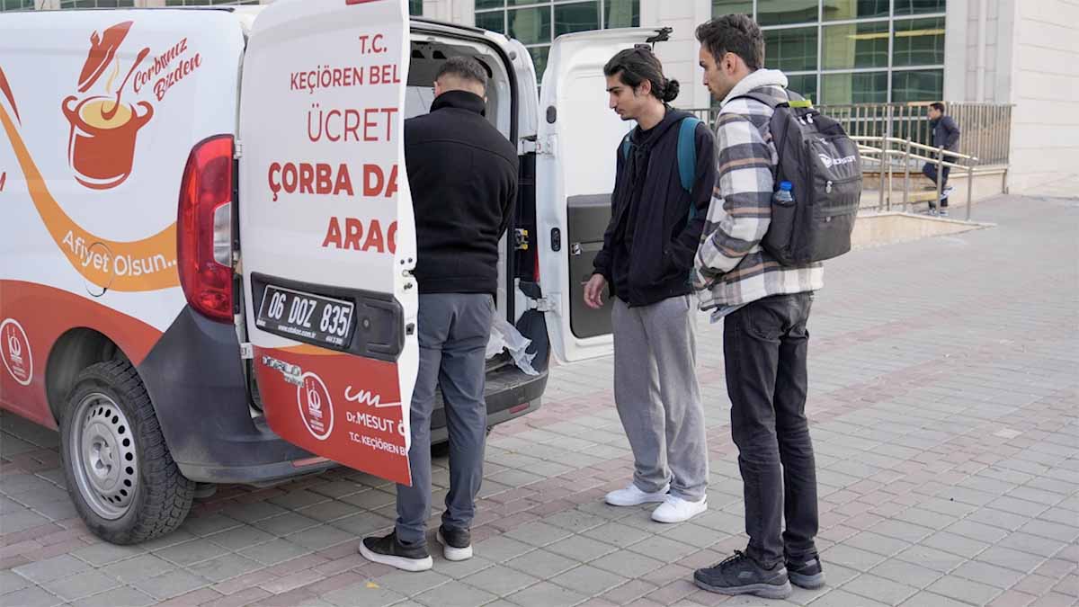 Öğrenci ve Öğretmenlerden Teşekkür
Çorba dağıtımından memnun kalan öğrenciler ve öğretmenler, güne sıcak bir başlangıç yapmalarını sağlayan bu uygulama için belediyeye teşekkür etti.
Vatandaşlar, benzer sosyal hizmetlerin yaygınlaştırılmasından duydukları memnuniyeti dile getirdi.
