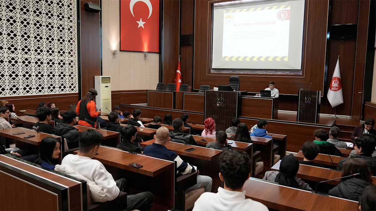 Öğrencilerin Mesleki Gelişimlerine Destek

Keçiören Belediye Başkanı Dr. Mesut Özarslan, eğitim programına ilişkin yaptığı açıklamada şu ifadeleri kullandı:

"Keçiören Belediyesi olarak, staj yapma zorunluluğu bulunan öğrencilerimize kapılarımızı açarak onların mesleki gelişimlerine destek olmayı sürdürüyoruz."