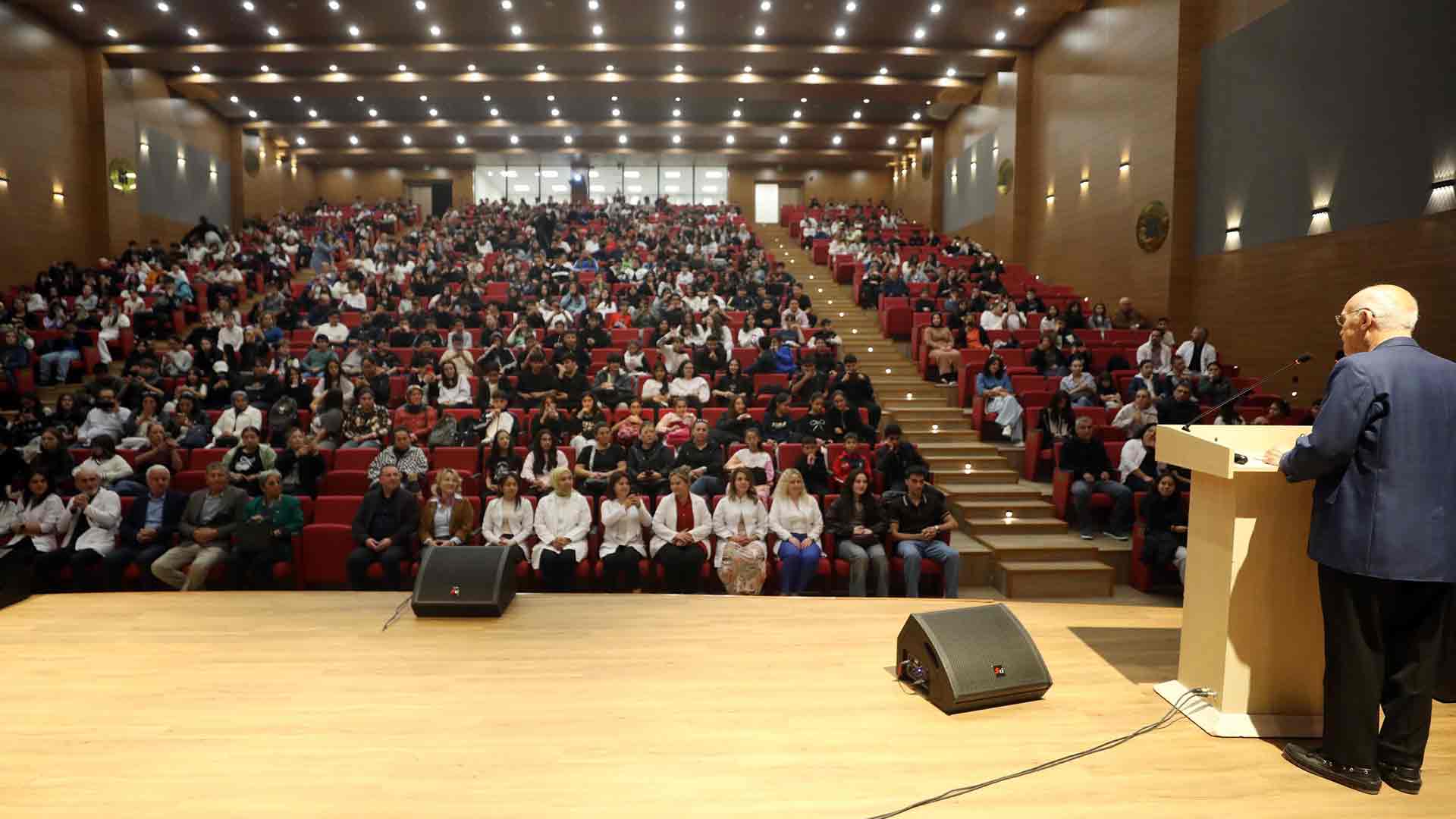 Yaşar, konuşmasının devamında öğretmenlere seslenerek şu sözleri paylaştı:
“Cumhuriyetimizin kurucusu Mustafa Kemal Atatürk, ‘Eğitimdir ki bir milleti ya özgür ya da esir eder’ demiştir. Öğretmenlerimiz bu milletin umududur. Her türlü zorluğa rağmen görevlerini özveriyle sürdürüyorlar.”