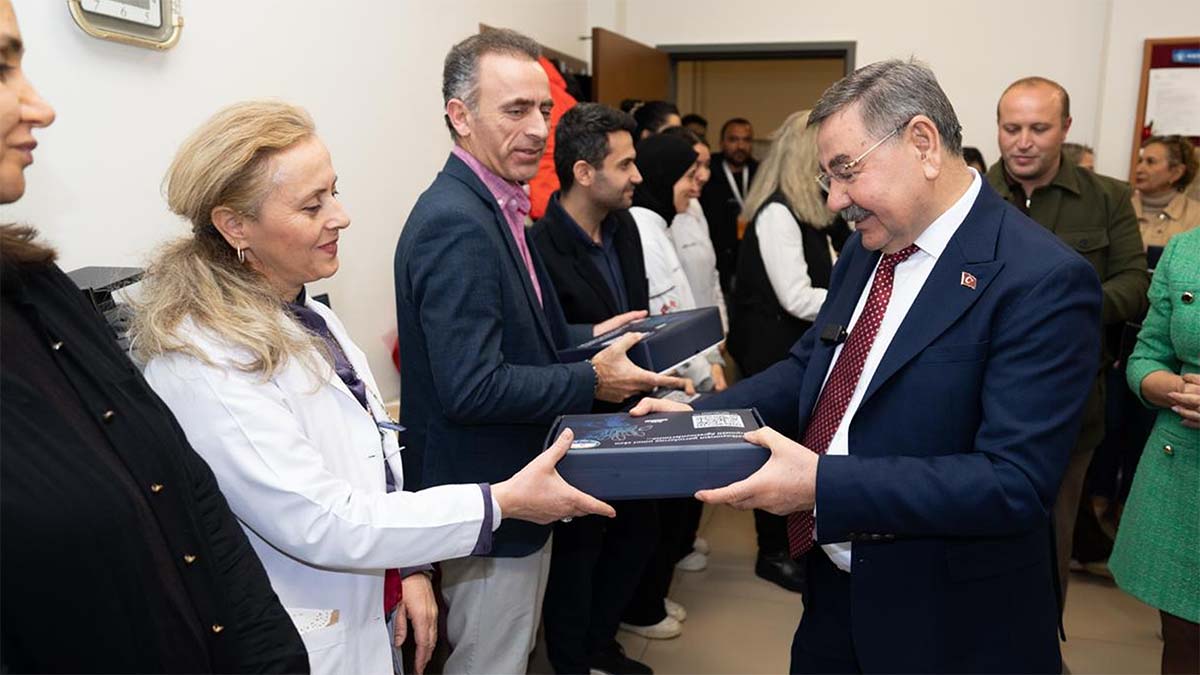 Öğretmenlik Sadece Bir Meslek Değil
Program sonunda Başkan Odabaşı, öğretmenlere günün anısına sürpriz hediye takdim etti. Daha sonra Zübeyde Hanım Mesleki ve Teknik Anadolu Lisesi ile Dr. Şerafettin Tombuloğlu Anadolu Lisesi’ni ziyaret ederek öğretmenlerin gününü kutladı.
Ziyaretlerde öğretmenlere hitap eden Odabaşı şu ifadeleri kullandı: