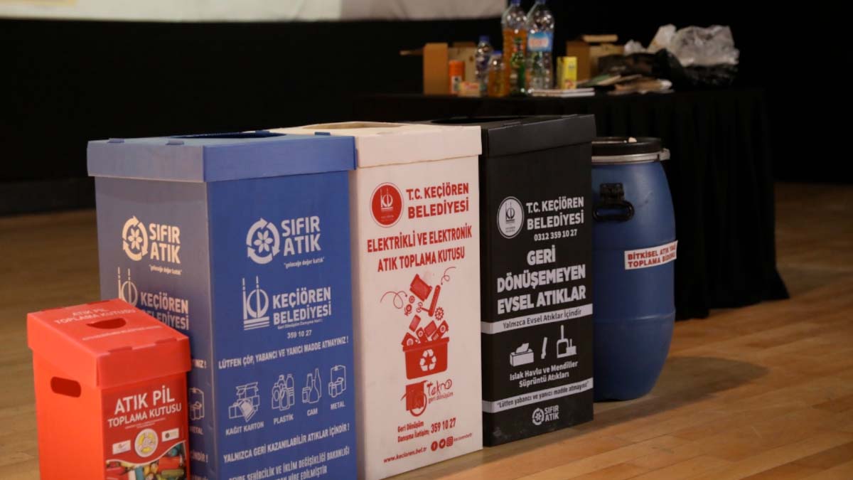 Toplanan atıkların anlaşmalı tesislerde işlenerek geri dönüşüm sürecine dahil edildiği ifade edildi.
Öğrencilerde çevre bilincini geliştirmek amacıyla TAP iş birliğiyle 1 Ekim 2025 – 30 Nisan 2026 tarihleri arasında “Okullar Arası Atık Pil Toplama Yarışması” düzenlendiği belirtildi. 