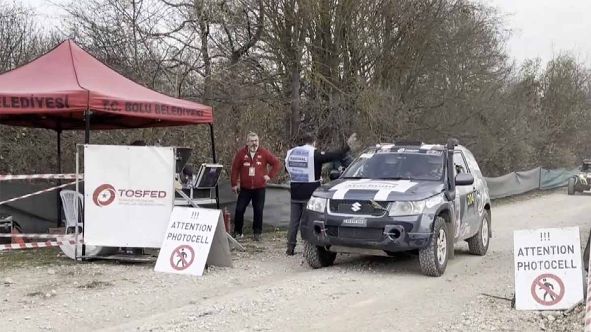 Organizasyon Yetkilileri İnceleme Başlattı

Etapta sivil aracın nasıl yer aldığına dair organizasyon yetkilileri tarafından inceleme başlatıldı. Güvenlik zafiyetinin nasıl oluştuğu araştırılırken, sporcular yaşananların büyük bir facianın eşiğinden dönüldüğünü söyledi. 

Yarışmacılar, “olası bir felaketin kıl payı önlendiğini” vurguladı.
