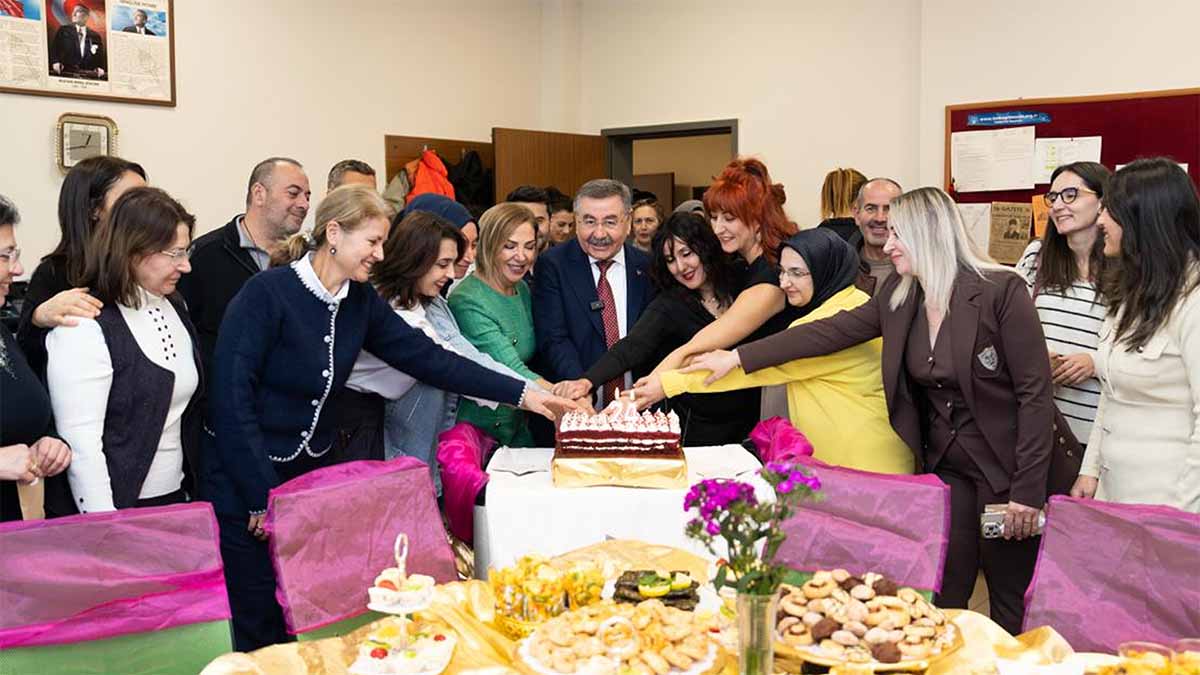 "Öğretmenler Günü’nüz kutlu olsun"
Pasta ve Hatıra Fotografı
Program, günün adına kesilen pasta ve hatıra fotoğraflarıyla sona erdi.