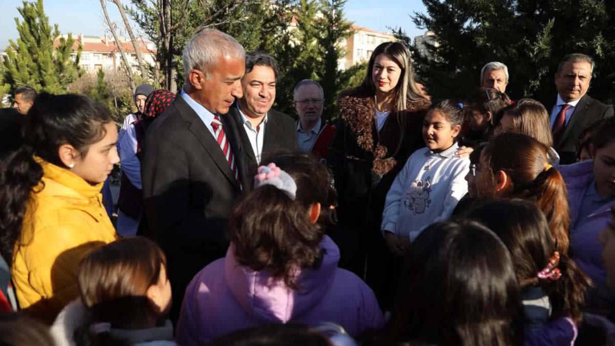 Yoğun ilgi gören programda protokol üyeleri, öğretmenler ve öğrenciler aynı hedef doğrultusunda bir araya geldi.

Programa Gölbaşı Kaymakamı Erol Rüstemoğlu, İlçe Milli Eğitim Müdürü Serap Yılmaz, İlçe Müftüsü Bünyamin Turgut, Ankara ÖNDER İmam Hatipliler Derneği Başkanı Mehmet Fatih Serenli, dernek yönetim kurulu üyeleri, öğretmenler ve öğrenciler katıldı.


