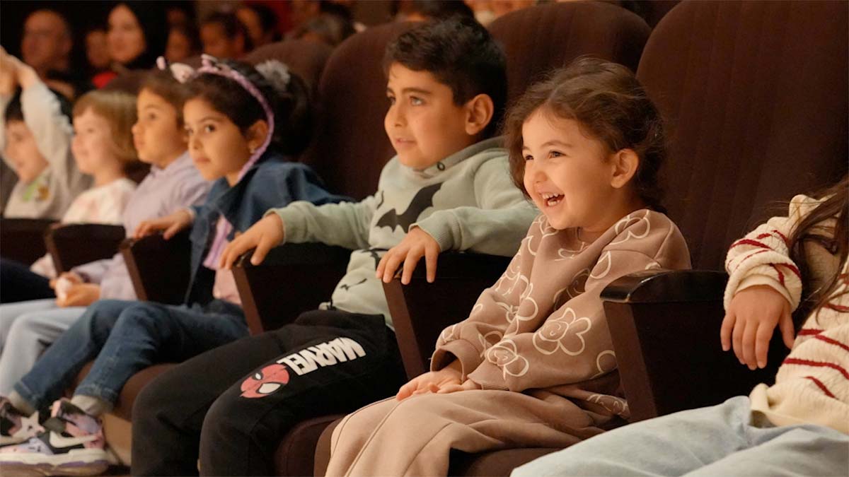 Sanat Yoluyla Eğitime Katkı

“Tembel Ayşe” müzikali; çalışkanlık, tembellik, sorumluluk ve hijyen gibi kavramları eğlenceli ve renkli bir anlatımla sahneye taşıyor. 

Şarkılar ve mizahi öğelerle zenginleştirilen gösterim, öğrencilere hem eğlenceli hem de düşündürücü bir deneyim sunmayı hedefliyor.