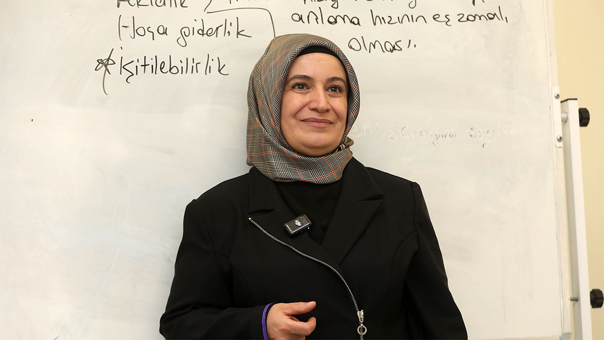 Selma Ulubaba

6 Şubat 2023 depremlerinin ardından Malatya’dan Ankara’ya göç eden Selma Ulubaba, Yenimahalle’de YENİMEK Kurs Merkezi’ne kaydoldu.

Burada diksiyon, spikerlik ve sunuculuk kurslarına katılan Ulubaba, aldığı eğitimle medya alanında çalışmaya başladı. Eğitmen Çağla Hoca eşliğinde yürütülen programda etkili konuşma, haber yazımı ve sunum teknikleri üzerine detaylı bilgi edindi.