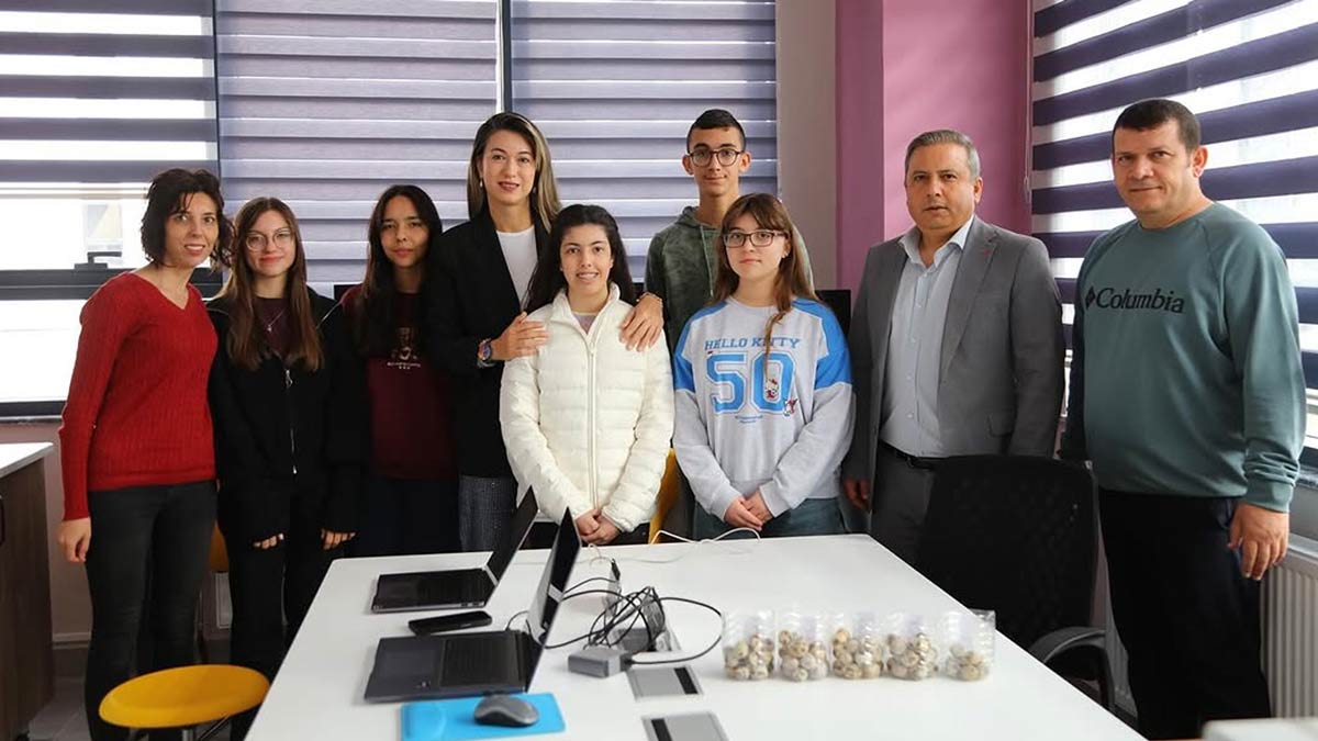 Ankara’nın Gölbaşı ilçesinde eğitim alanında fark yaratan projelere imza atan Cemil Yıldırım Bilim ve Sanat Merkezi, Avrupa Komisyonu tarafından desteklenen STEM School Label programında “Yetkin (Proficient)” seviyesine ulaştı.
İlçe Milli Eğitim Müdürü Serap Yılmaz, beraberinde Şube Müdürleri Murat Yeşilçiçek ve Uğur Çınar ile birlikte merkezi ziyaret ederek yürütülen projeler hakkında bilgi aldı.