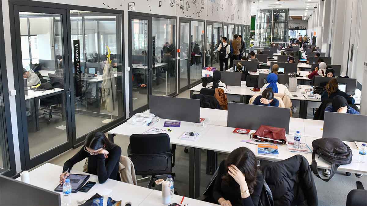 Sessiz ve Sesli Alanlar
ABB Gençlik ve Spor Hizmetleri Daire Başkanlığı’na bağlı olarak faaliyet gösteren merkezlerde;
Sessiz ve sesli çalışma alanları
Grup çalışma salonları
Konferans ve atölye odaları
Bilgisayar destekli alanlar
BelPa Kafe (bazı şubelerde)
Ücretsiz Wi-Fi
gibi olanaklar sunuluyor.